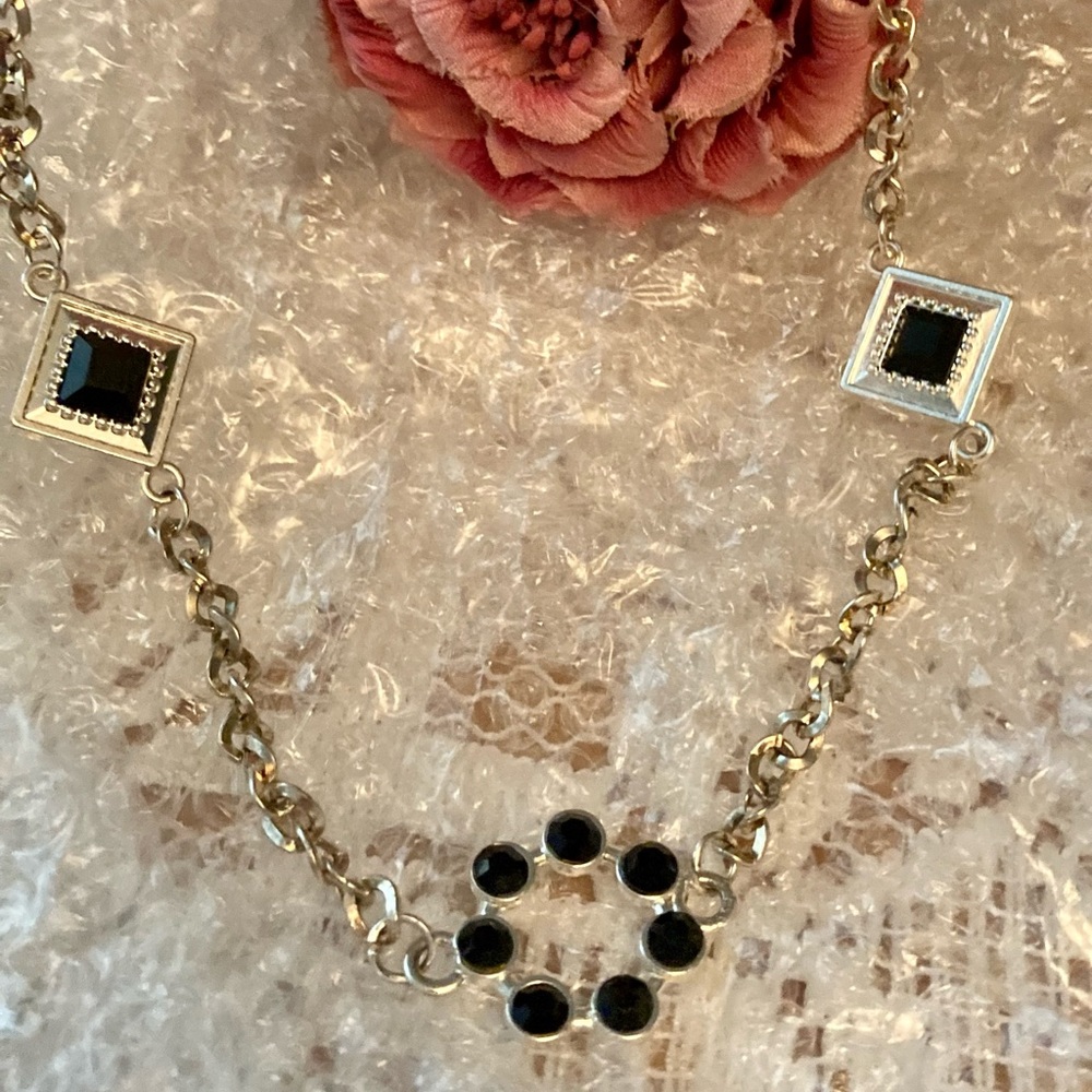 GEOMETRIC SHAPES IN SQUARE AND ROUND ARE THE CENTER PIECES IN THIS NECKLACE